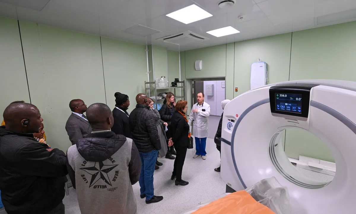 Участники Международного строительного чемпионата посетили новый корпус НИИ скорой помощи им. И.И. Джанелидзе