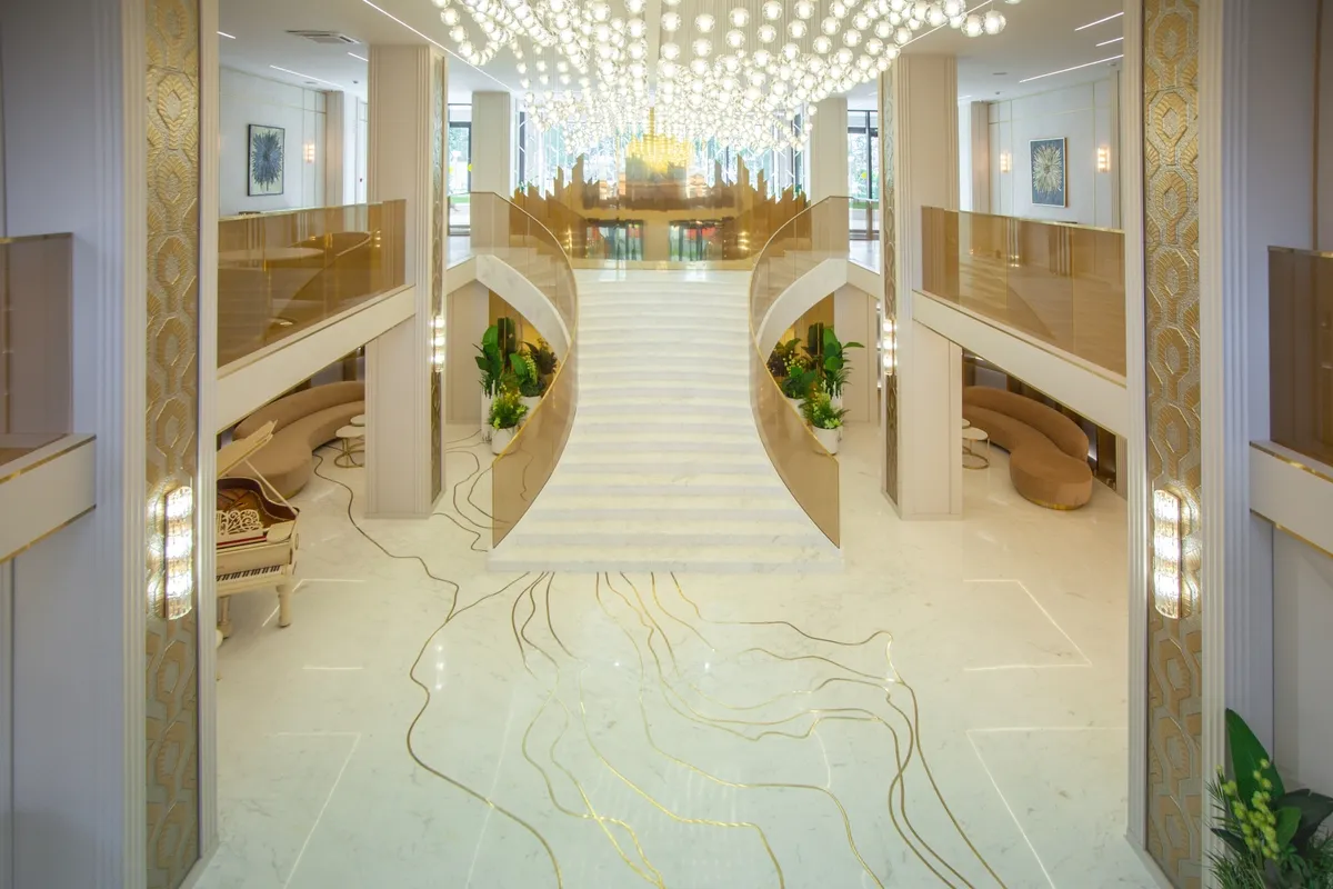 В лобби жилого комплекса Familia установлен антикварный рояль