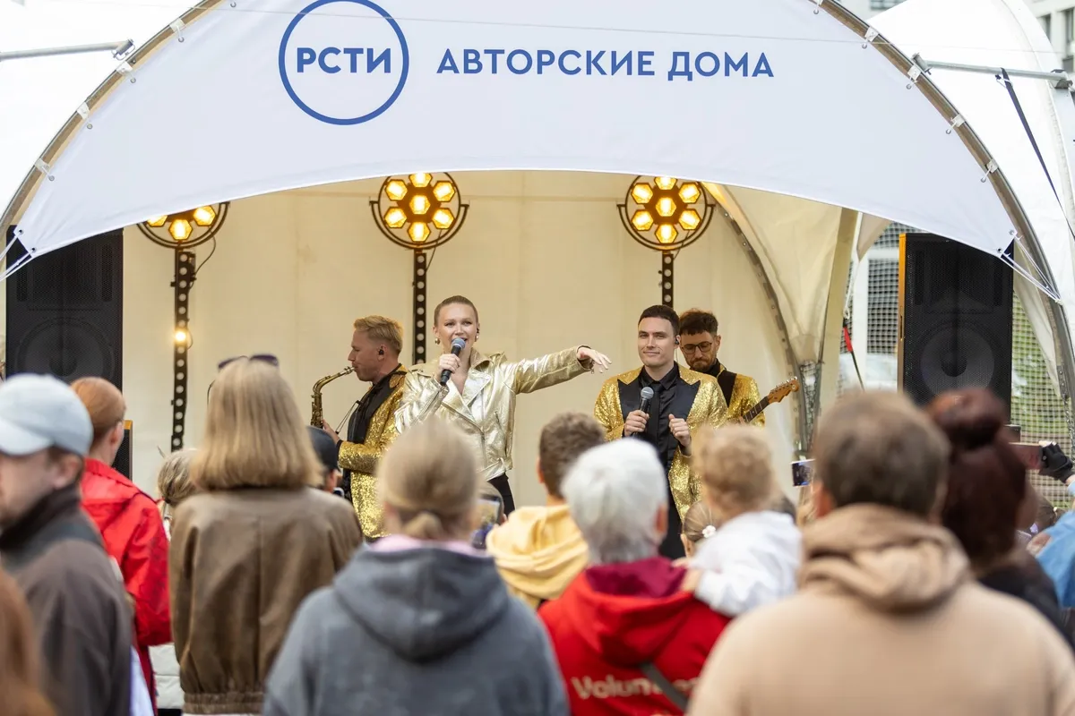 В жилом комплексе «Тайм Сквер&raquo; состоялся праздник добрососедства «Солнце, Луна и Машина времени&raquo;