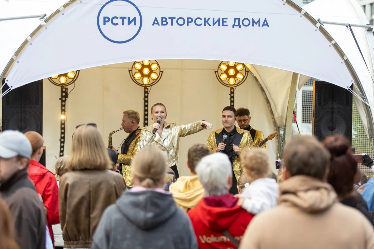 В жилом комплексе «Тайм Сквер» состоялся праздник добрососедства «Солнце, Луна и Машина времени»