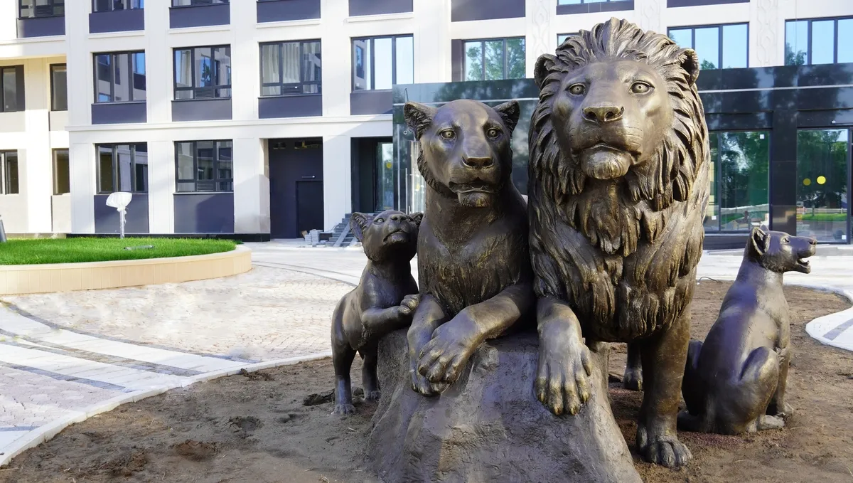 Скульптура львов украсила двор жилого комплекса Familia