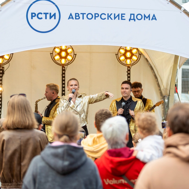 В жилом комплексе «Тайм Сквер» состоялся праздник добрососедства «Солнце, Луна и Машина времени»